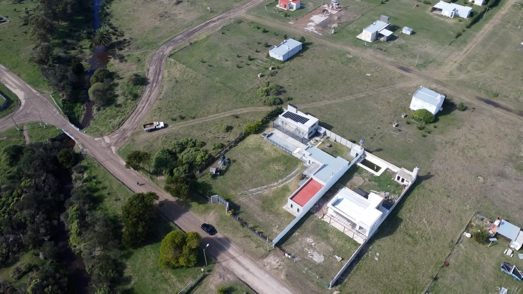 SE VENDE IMPONENTE CASA CON PILETA, QUINCHO EN TERRENO DE 1400 MTS. EN MAR DEL SUD