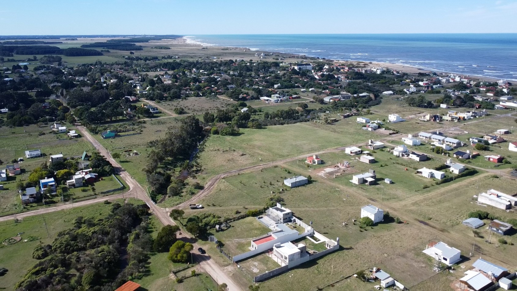 SE VENDE IMPONENTE CASA CON PILETA, QUINCHO EN TERRENO DE 1400 MTS. EN MAR DEL SUD