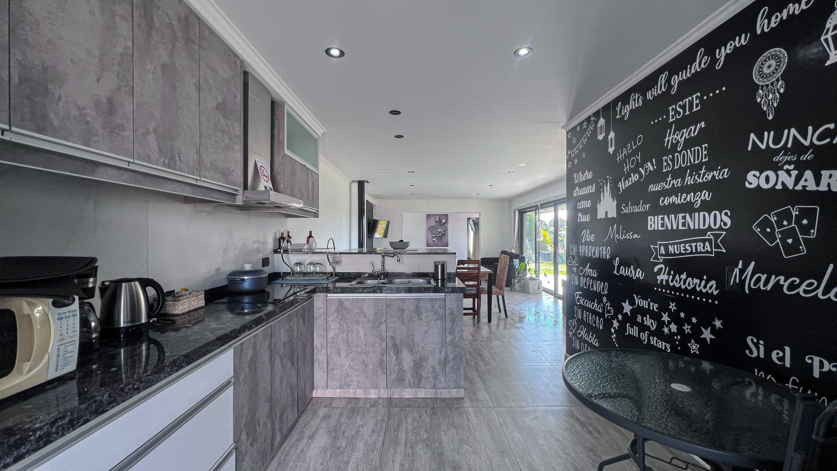 SE VENDE IMPONENTE CASA CON PILETA, QUINCHO EN TERRENO DE 1400 MTS. EN MAR DEL SUD