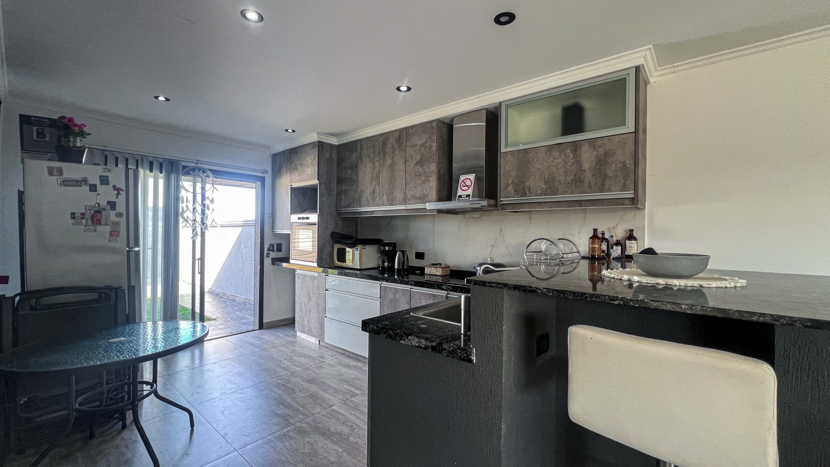SE VENDE IMPONENTE CASA CON PILETA, QUINCHO EN TERRENO DE 1400 MTS. EN MAR DEL SUD