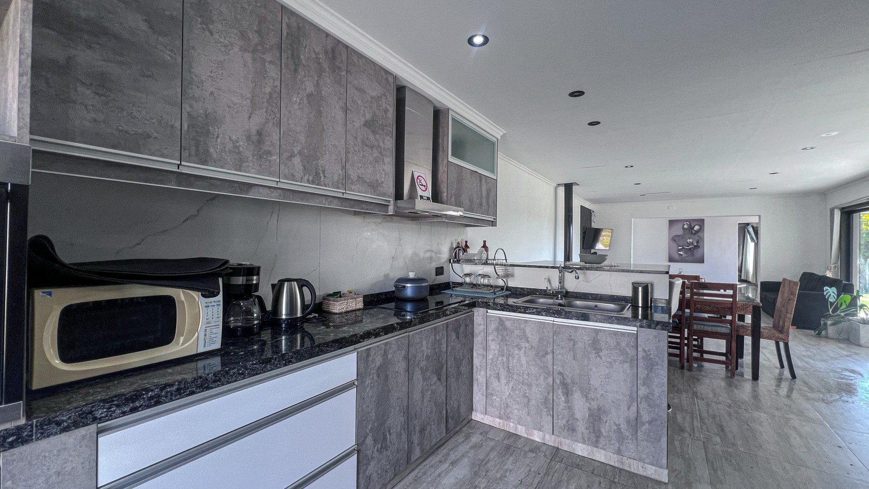 SE VENDE IMPONENTE CASA CON PILETA, QUINCHO EN TERRENO DE 1400 MTS. EN MAR DEL SUD