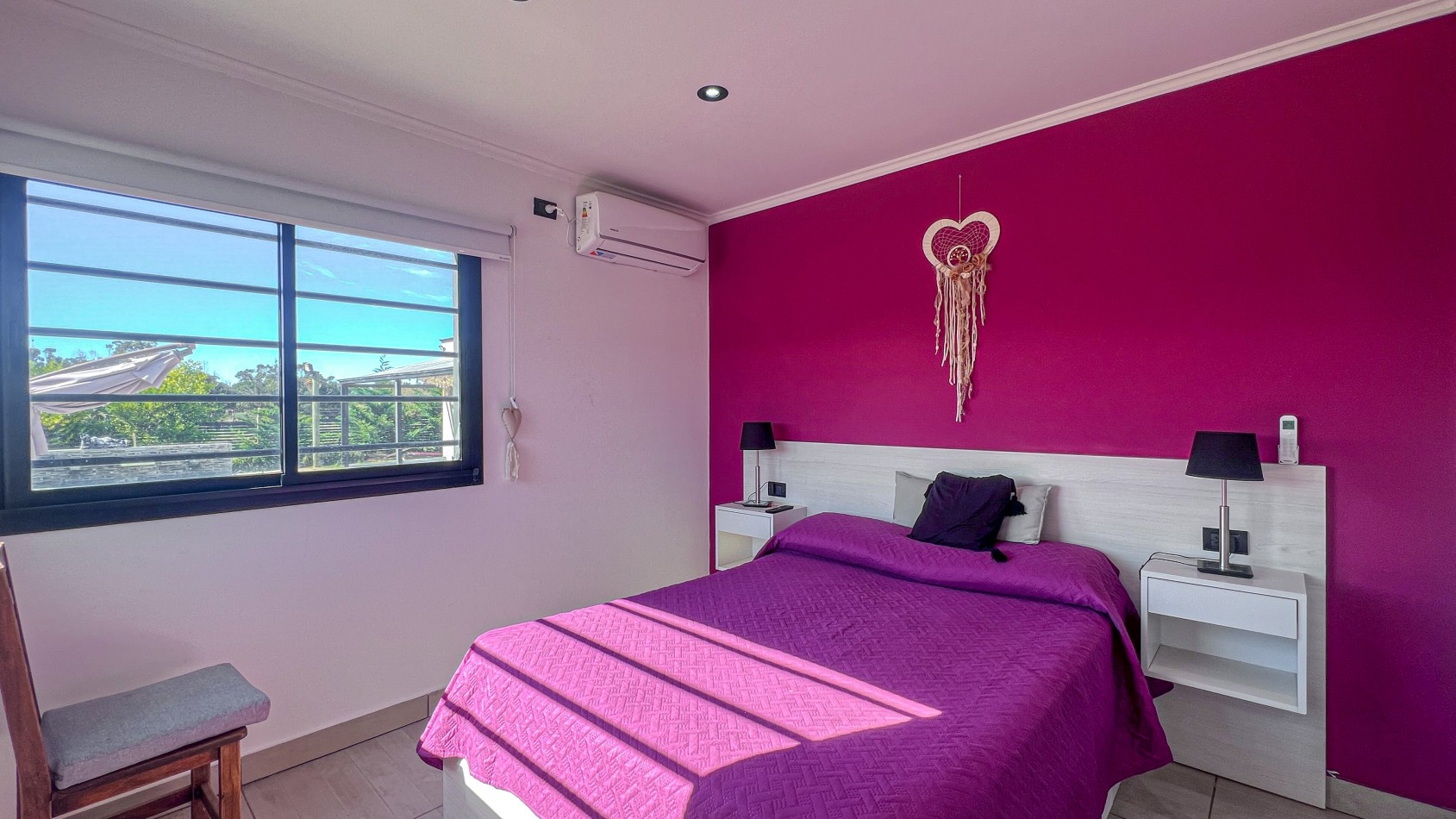 SE VENDE IMPONENTE CASA CON PILETA, QUINCHO EN TERRENO DE 1400 MTS. EN MAR DEL SUD