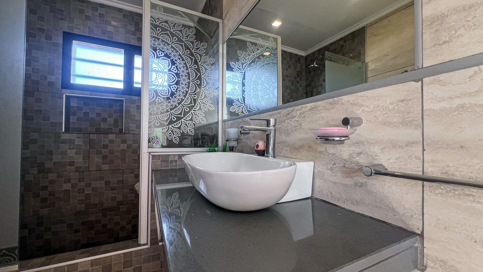 SE VENDE IMPONENTE CASA CON PILETA, QUINCHO EN TERRENO DE 1400 MTS. EN MAR DEL SUD