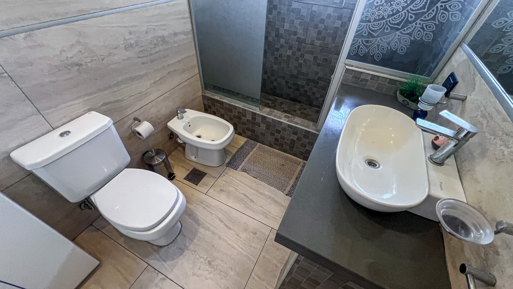 SE VENDE IMPONENTE CASA CON PILETA, QUINCHO EN TERRENO DE 1400 MTS. EN MAR DEL SUD