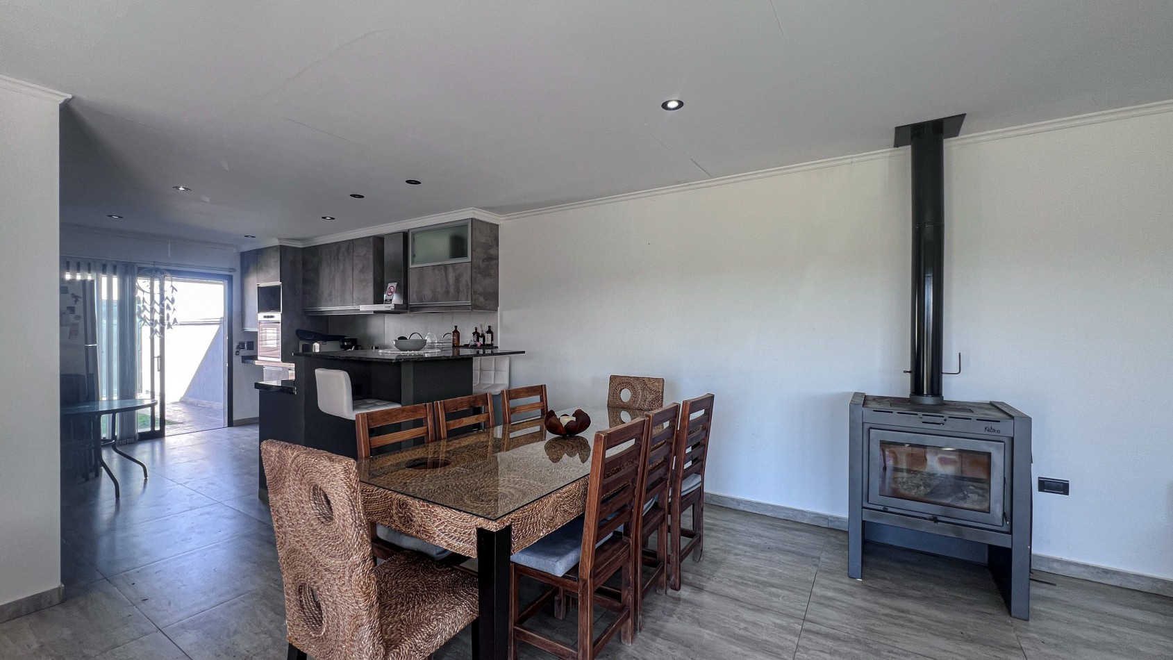 SE VENDE IMPONENTE CASA CON PILETA, QUINCHO EN TERRENO DE 1400 MTS. EN MAR DEL SUD