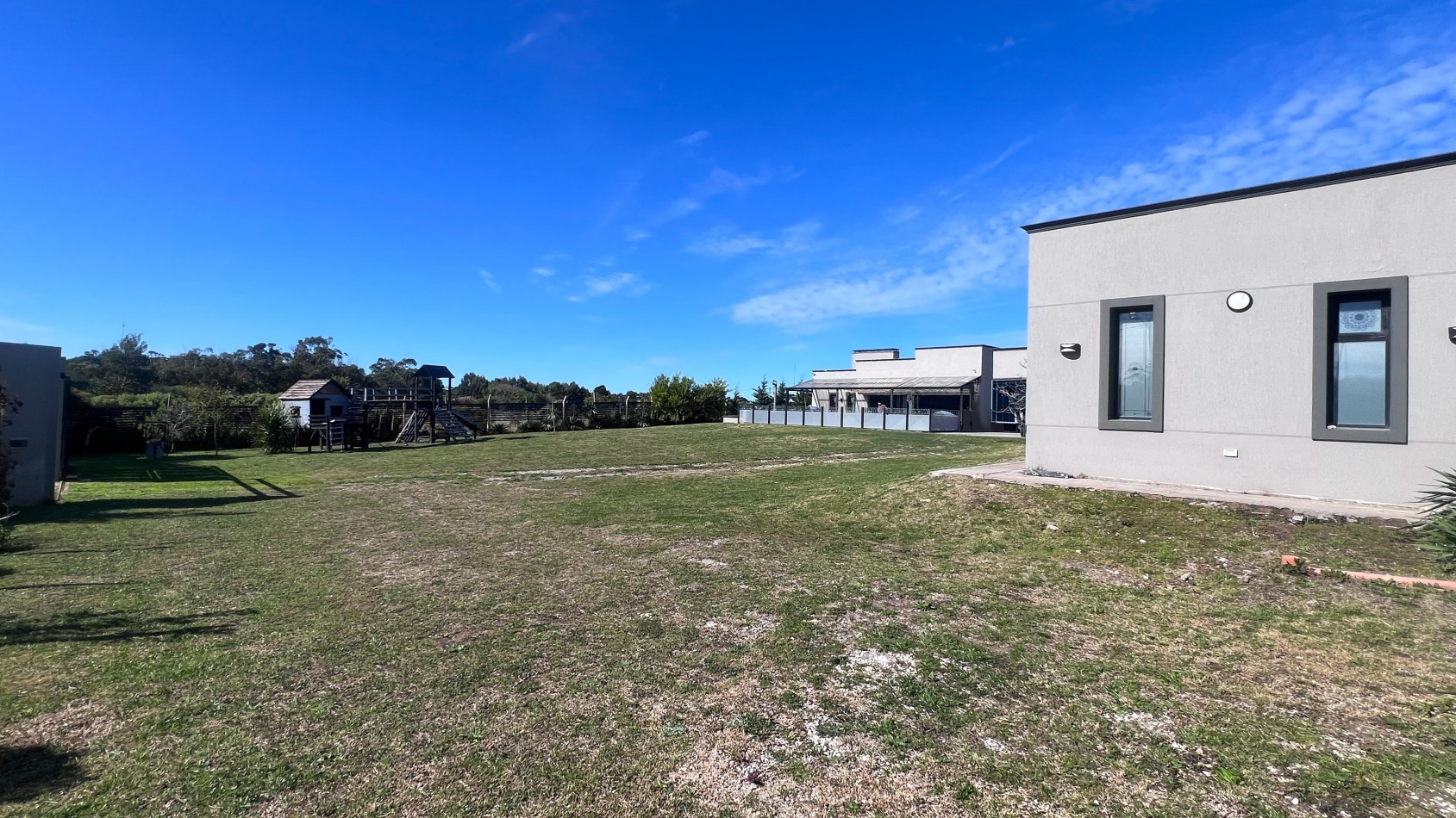 SE VENDE IMPONENTE CASA CON PILETA, QUINCHO EN TERRENO DE 1400 MTS. EN MAR DEL SUD