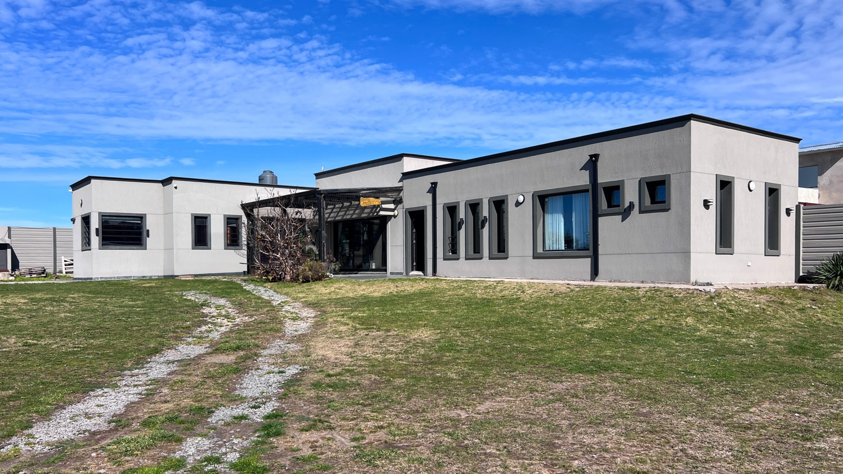 SE VENDE IMPONENTE CASA CON PILETA, QUINCHO EN TERRENO DE 1400 MTS. EN MAR DEL SUD