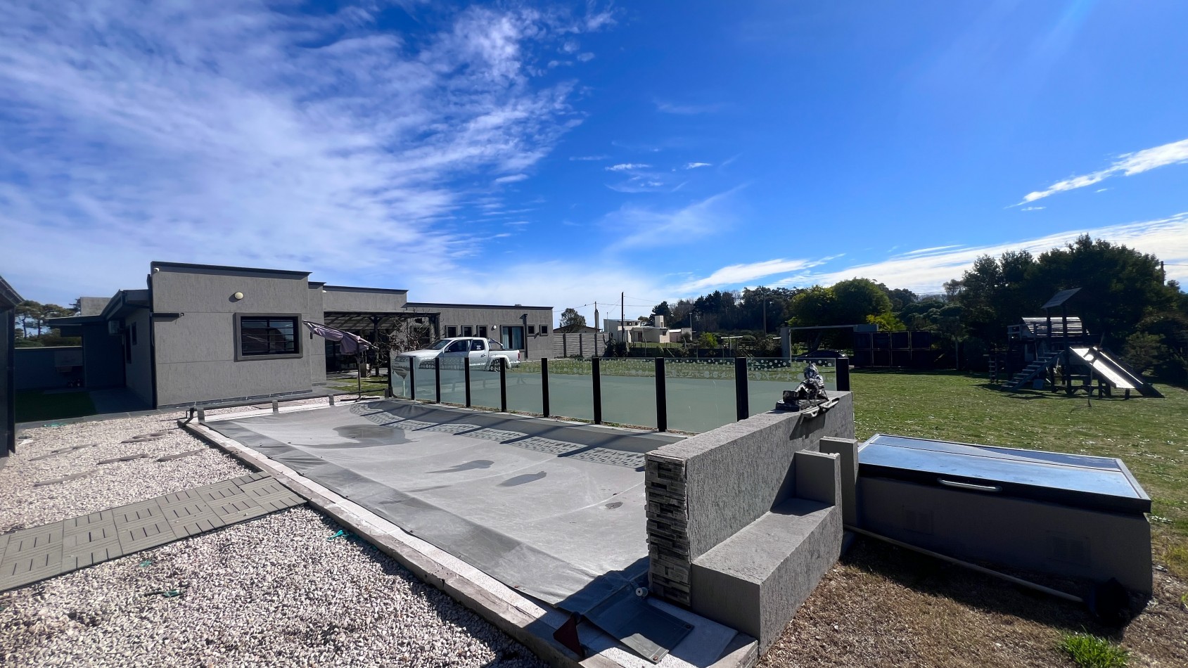 SE VENDE IMPONENTE CASA CON PILETA, QUINCHO EN TERRENO DE 1400 MTS. EN MAR DEL SUD