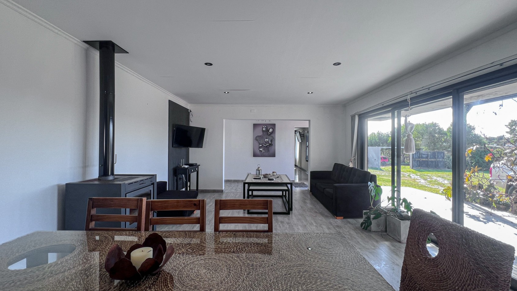 SE VENDE IMPONENTE CASA CON PILETA, QUINCHO EN TERRENO DE 1400 MTS. EN MAR DEL SUD