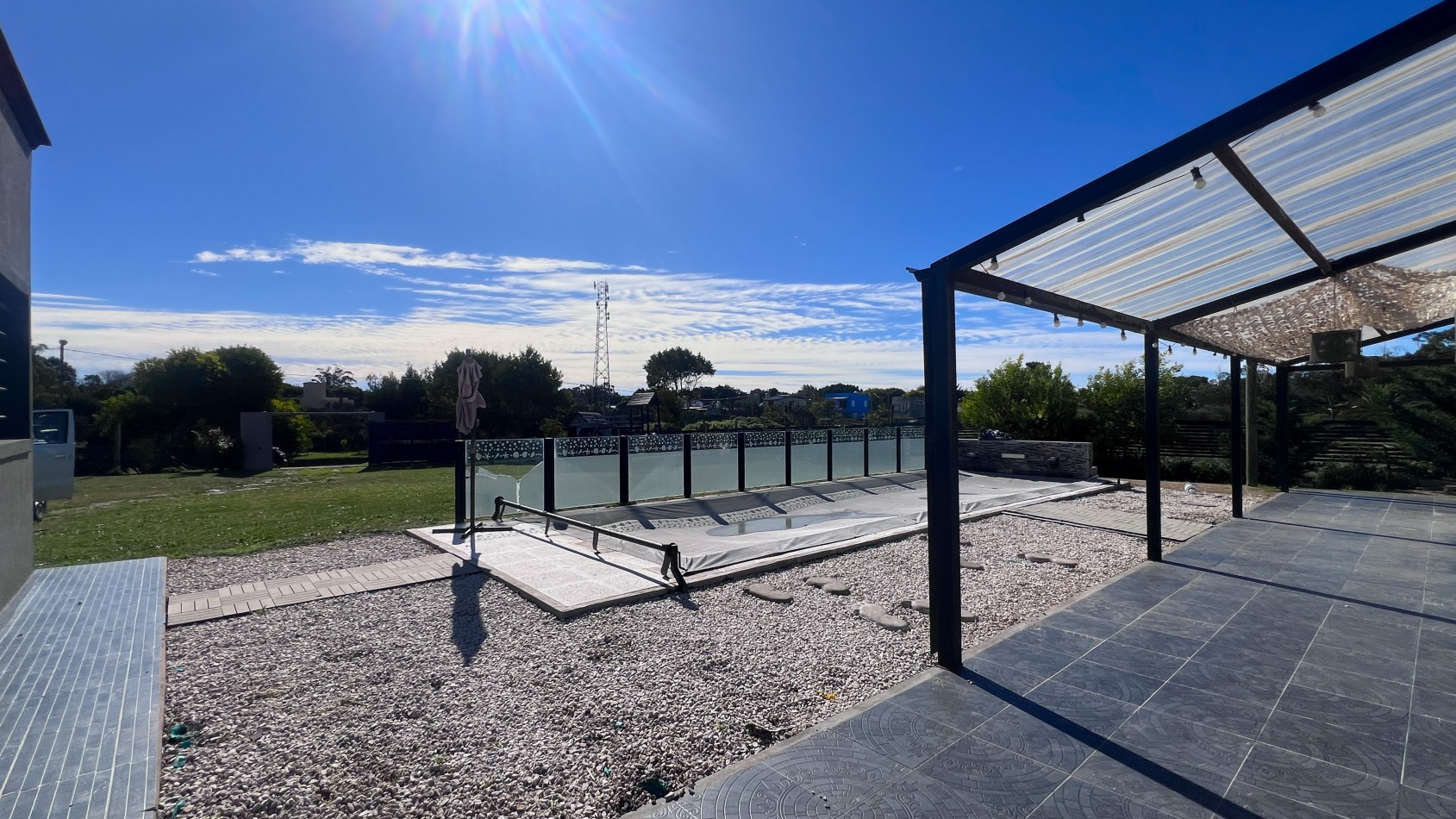 SE VENDE IMPONENTE CASA CON PILETA, QUINCHO EN TERRENO DE 1400 MTS. EN MAR DEL SUD
