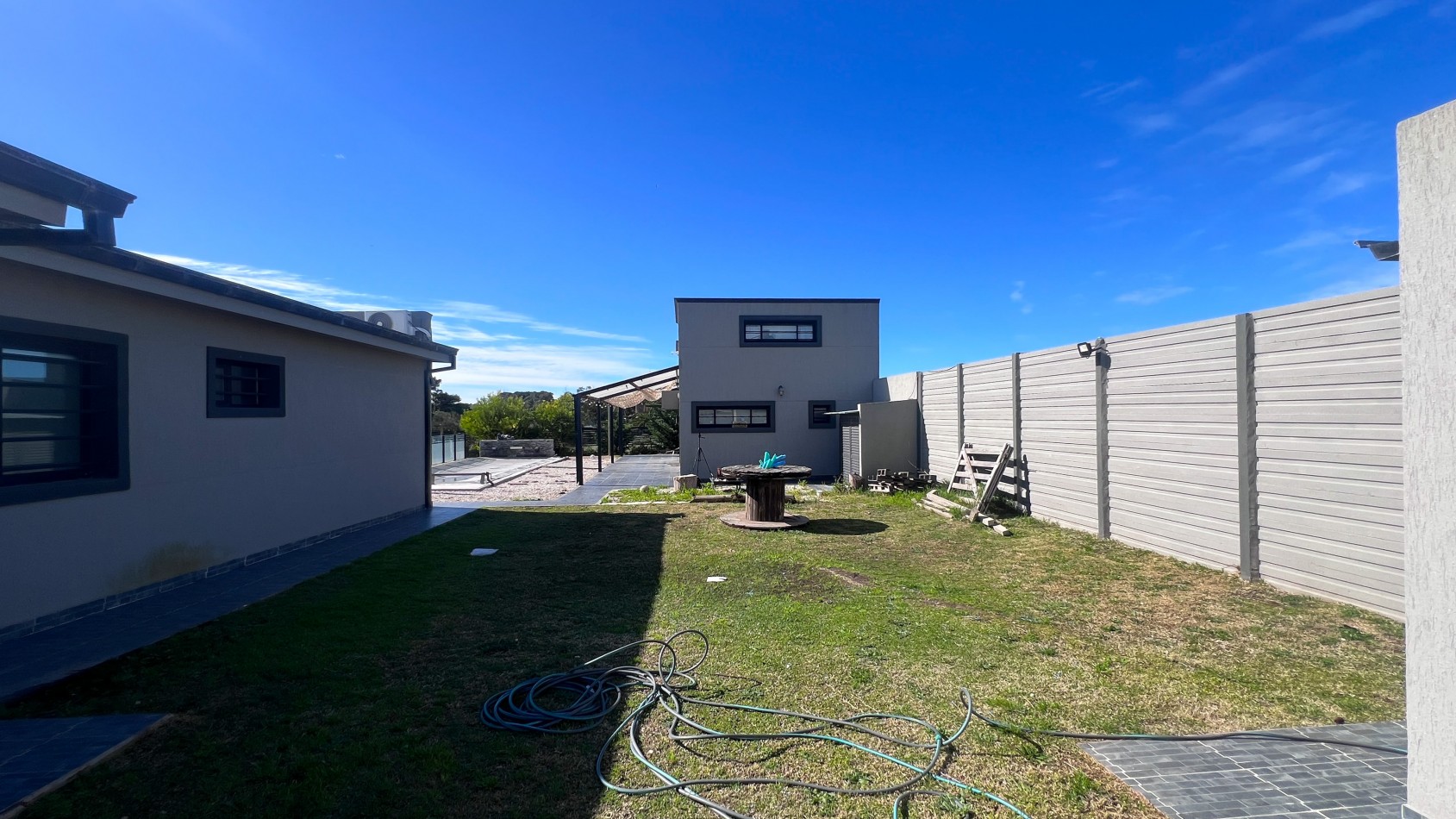 SE VENDE IMPONENTE CASA CON PILETA, QUINCHO EN TERRENO DE 1400 MTS. EN MAR DEL SUD