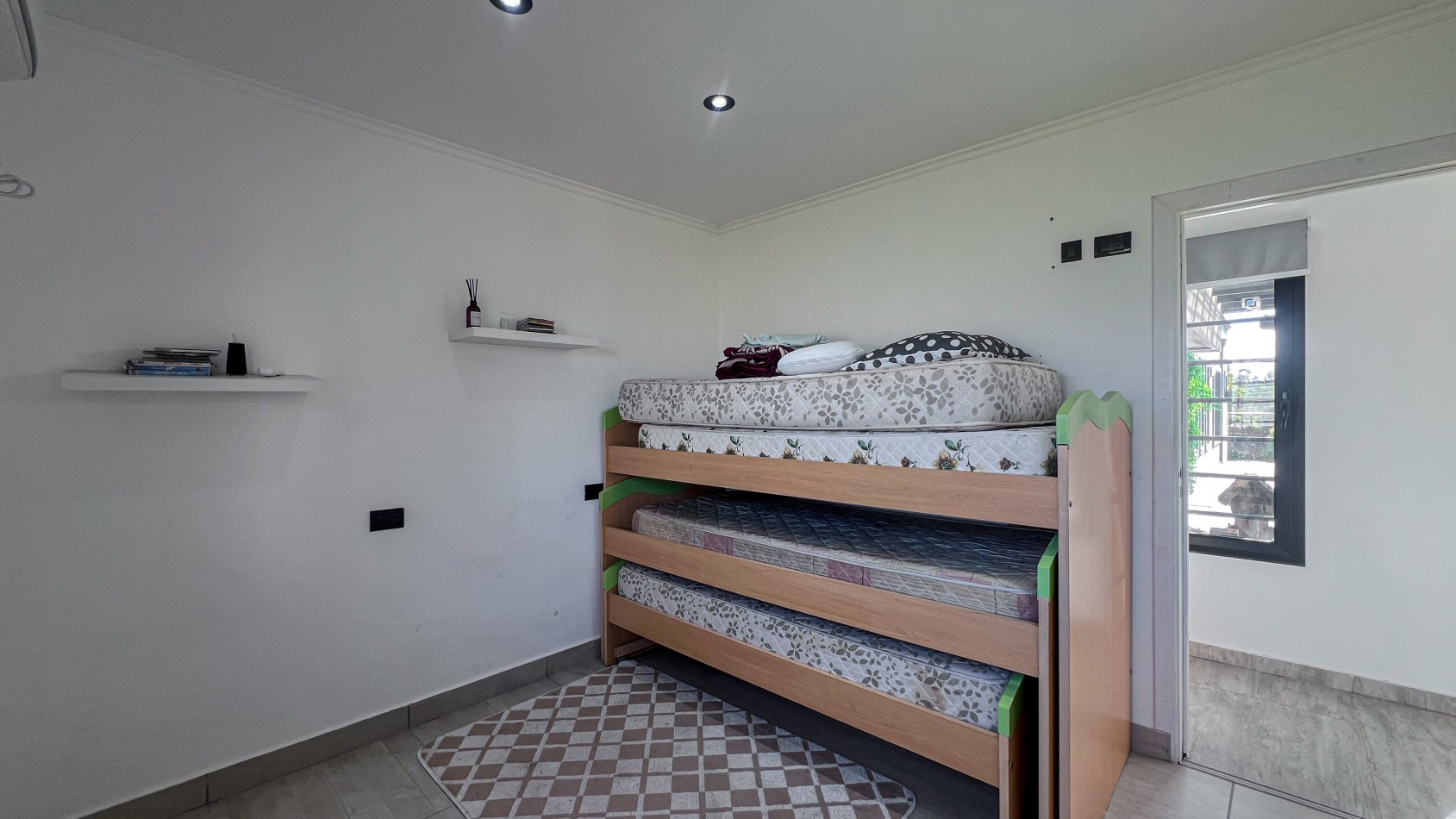 SE VENDE IMPONENTE CASA CON PILETA, QUINCHO EN TERRENO DE 1400 MTS. EN MAR DEL SUD
