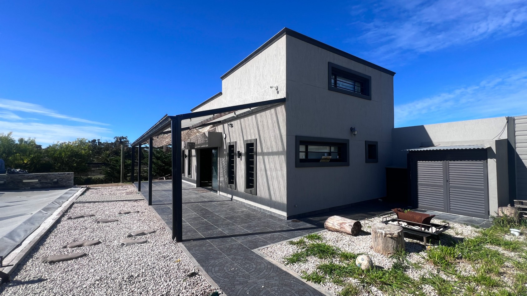 SE VENDE IMPONENTE CASA CON PILETA, QUINCHO EN TERRENO DE 1400 MTS. EN MAR DEL SUD