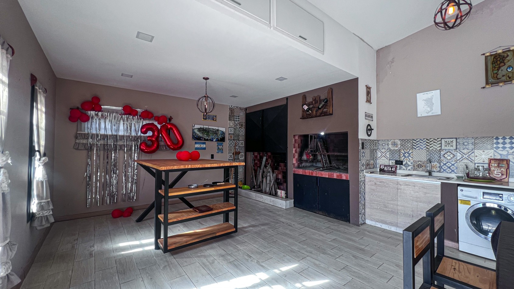 SE VENDE IMPONENTE CASA CON PILETA, QUINCHO EN TERRENO DE 1400 MTS. EN MAR DEL SUD