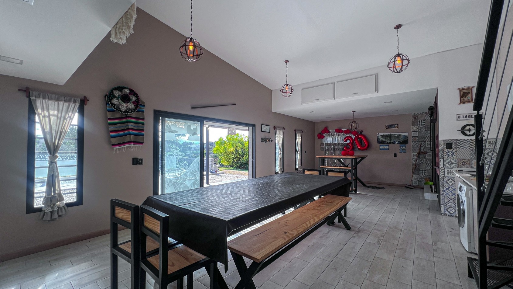 SE VENDE IMPONENTE CASA CON PILETA, QUINCHO EN TERRENO DE 1400 MTS. EN MAR DEL SUD