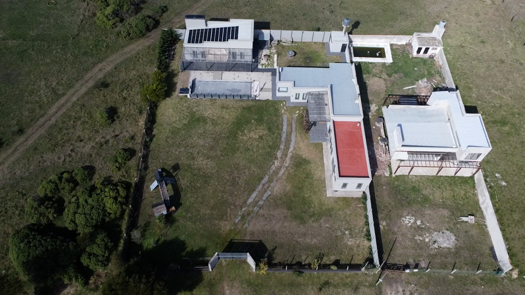 SE VENDE IMPONENTE CASA CON PILETA, QUINCHO EN TERRENO DE 1400 MTS. EN MAR DEL SUD