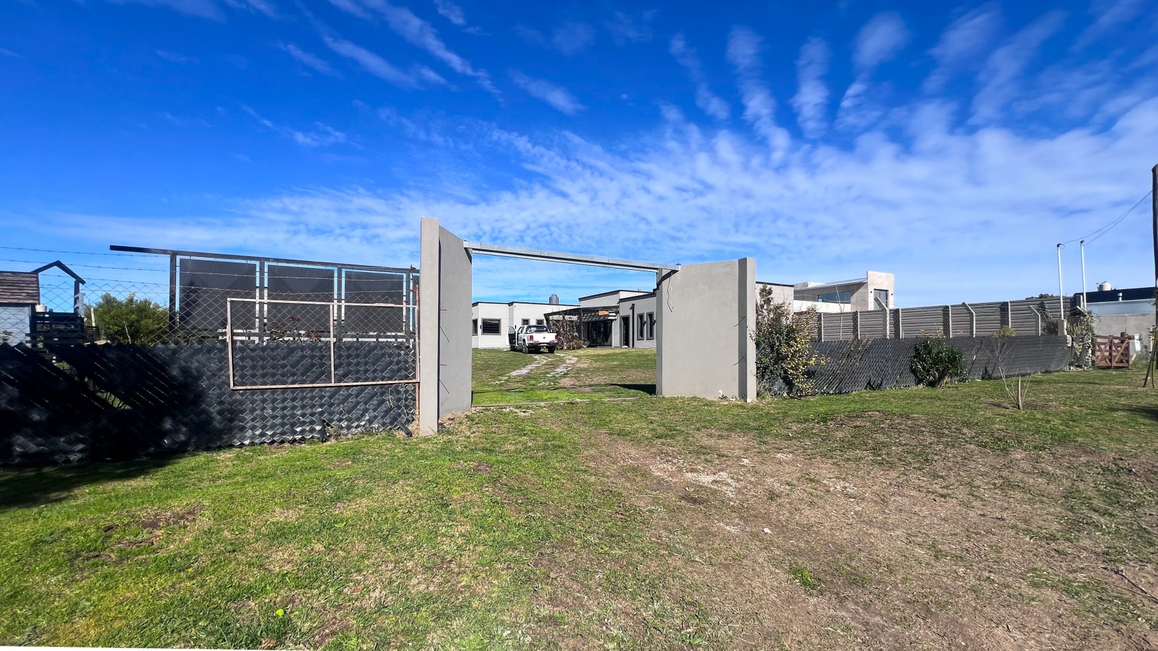 SE VENDE IMPONENTE CASA CON PILETA, QUINCHO EN TERRENO DE 1400 MTS. EN MAR DEL SUD