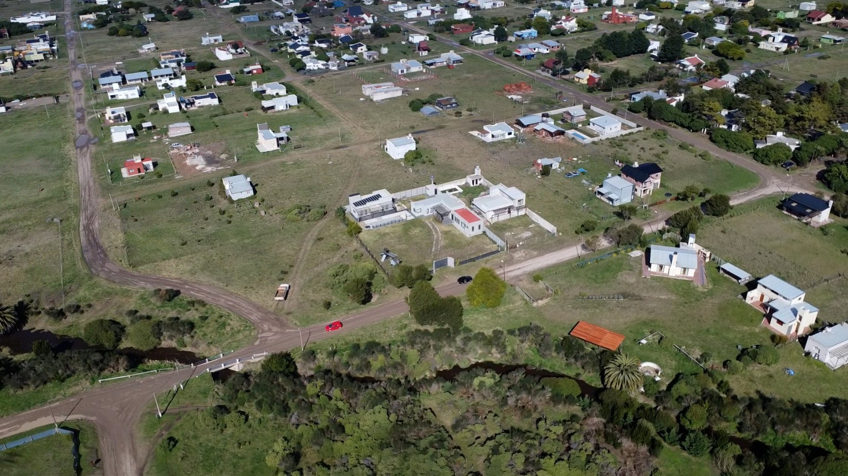 SE VENDE IMPONENTE CASA CON PILETA, QUINCHO EN TERRENO DE 1400 MTS. EN MAR DEL SUD