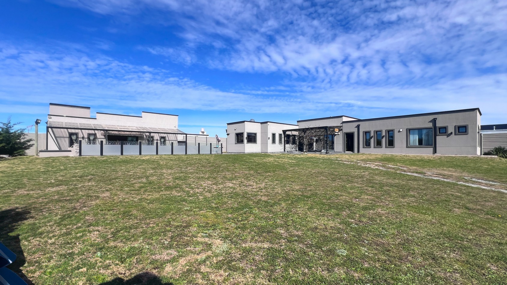 SE VENDE IMPONENTE CASA CON PILETA, QUINCHO EN TERRENO DE 1400 MTS. EN MAR DEL SUD