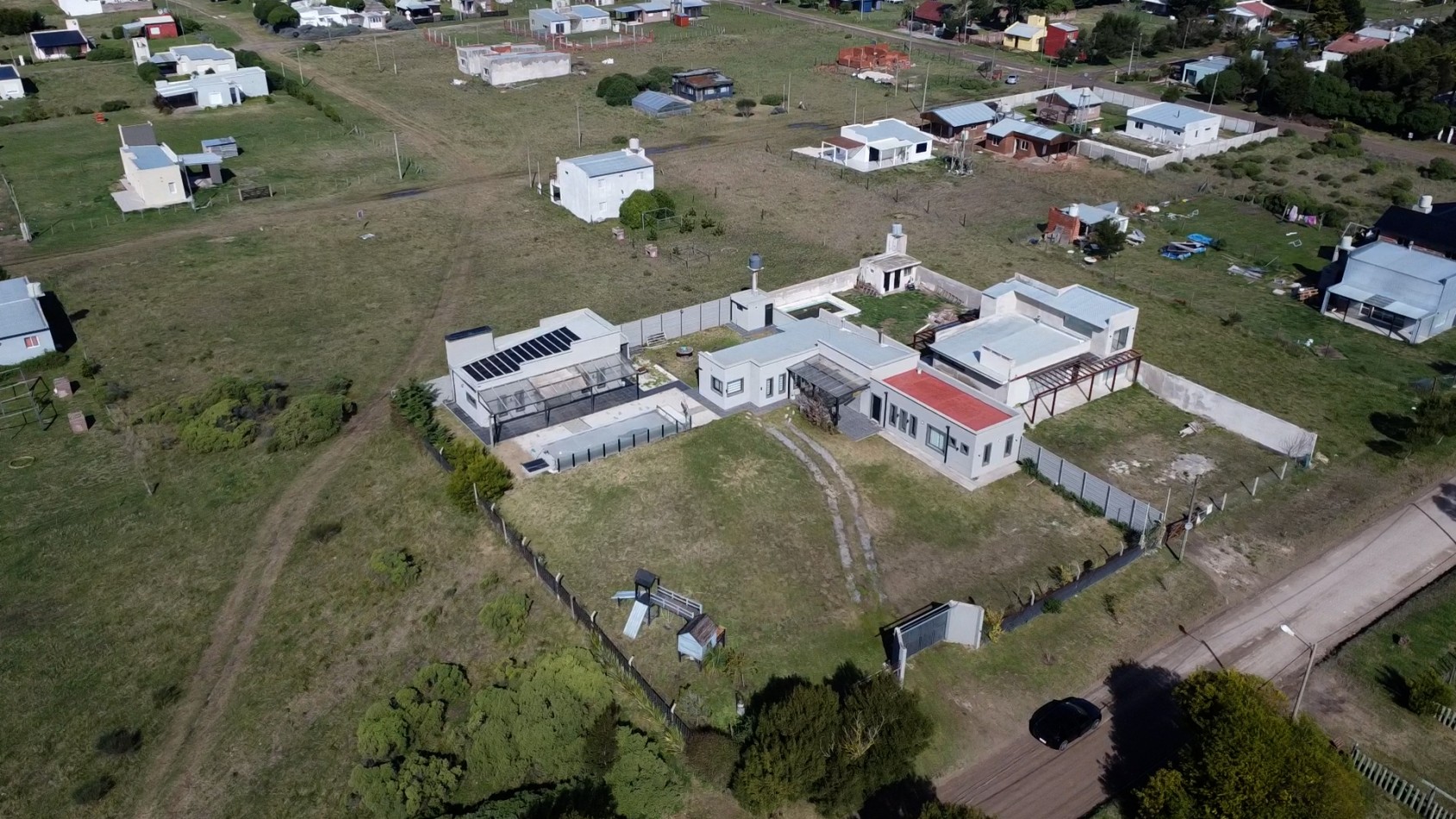 SE VENDE IMPONENTE CASA CON PILETA, QUINCHO EN TERRENO DE 1400 MTS. EN MAR DEL SUD