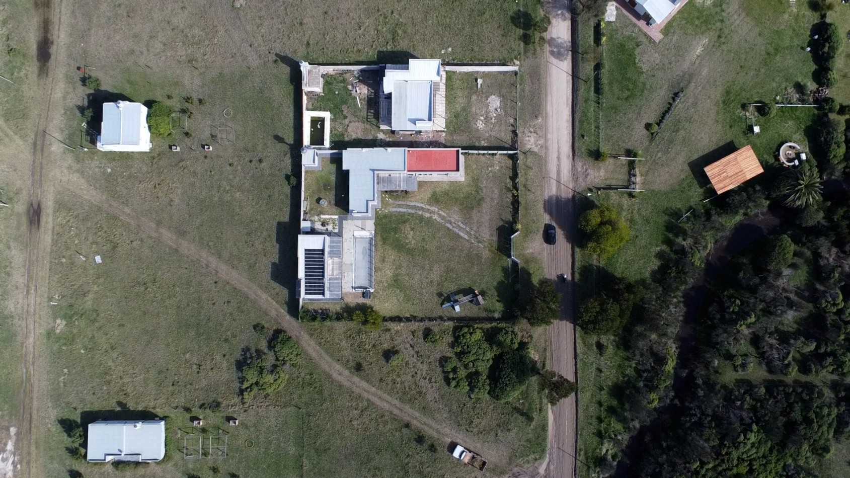 SE VENDE IMPONENTE CASA CON PILETA, QUINCHO EN TERRENO DE 1400 MTS. EN MAR DEL SUD