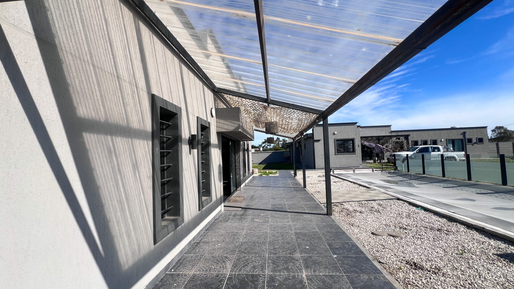 SE VENDE IMPONENTE CASA CON PILETA, QUINCHO EN TERRENO DE 1400 MTS. EN MAR DEL SUD