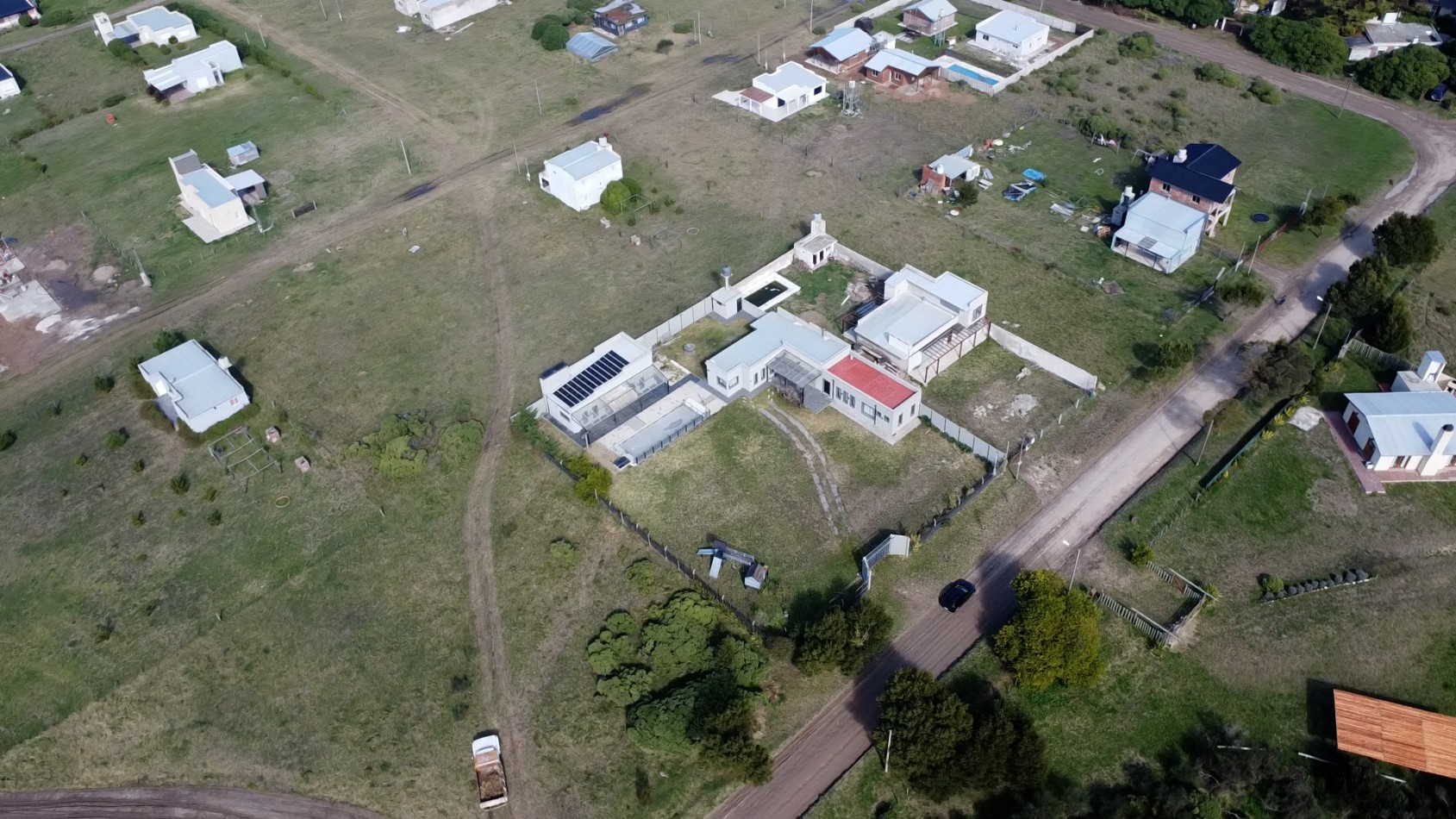 SE VENDE IMPONENTE CASA CON PILETA, QUINCHO EN TERRENO DE 1400 MTS. EN MAR DEL SUD
