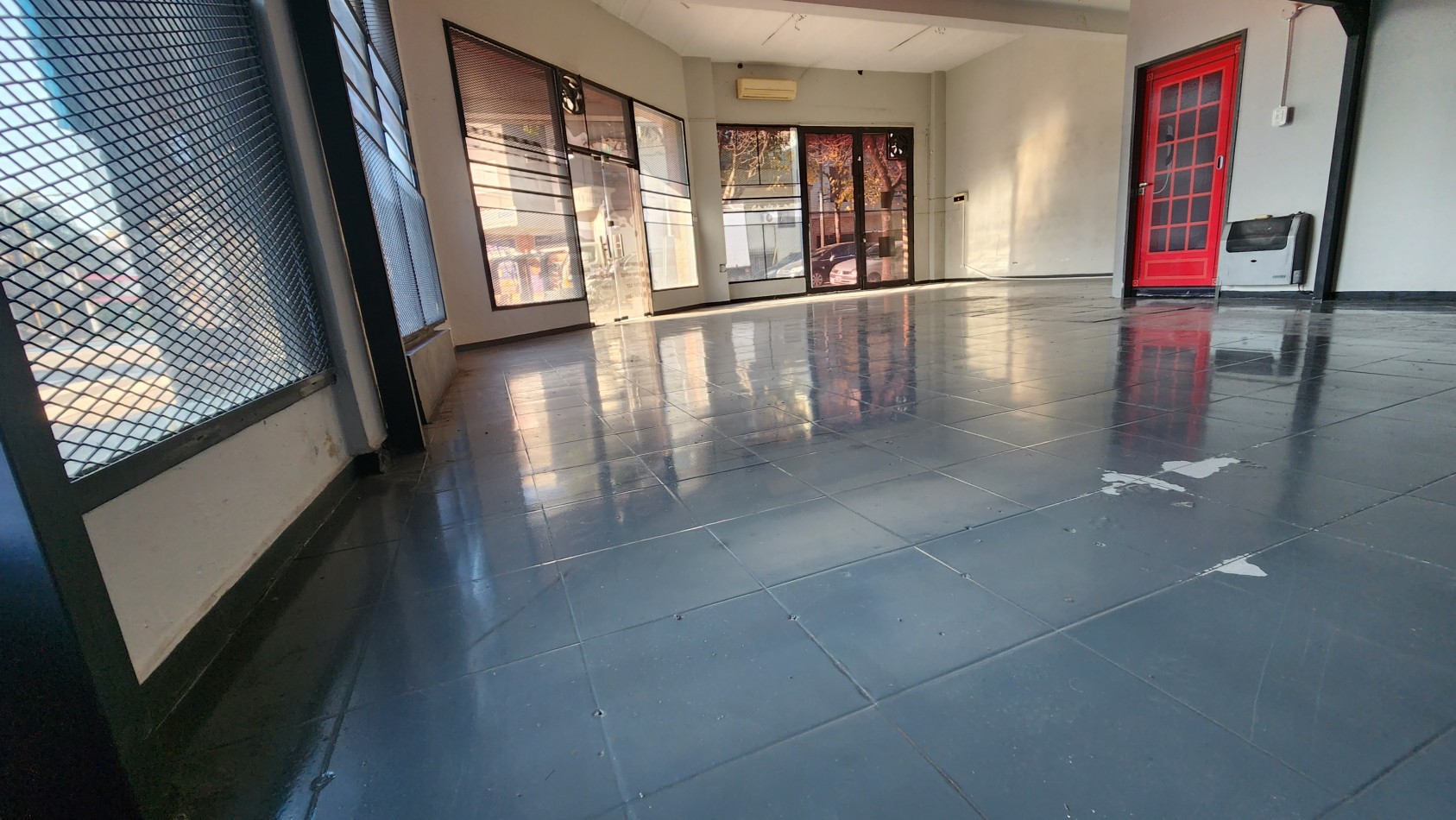 SE ALQUILA LOCAL 180 m2  EN ZONA TEXTIL FLORES CON COCHERA. CABA