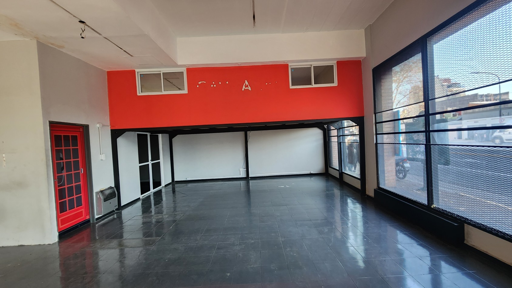 SE ALQUILA LOCAL 180 m2  EN ZONA TEXTIL FLORES CON COCHERA. CABA