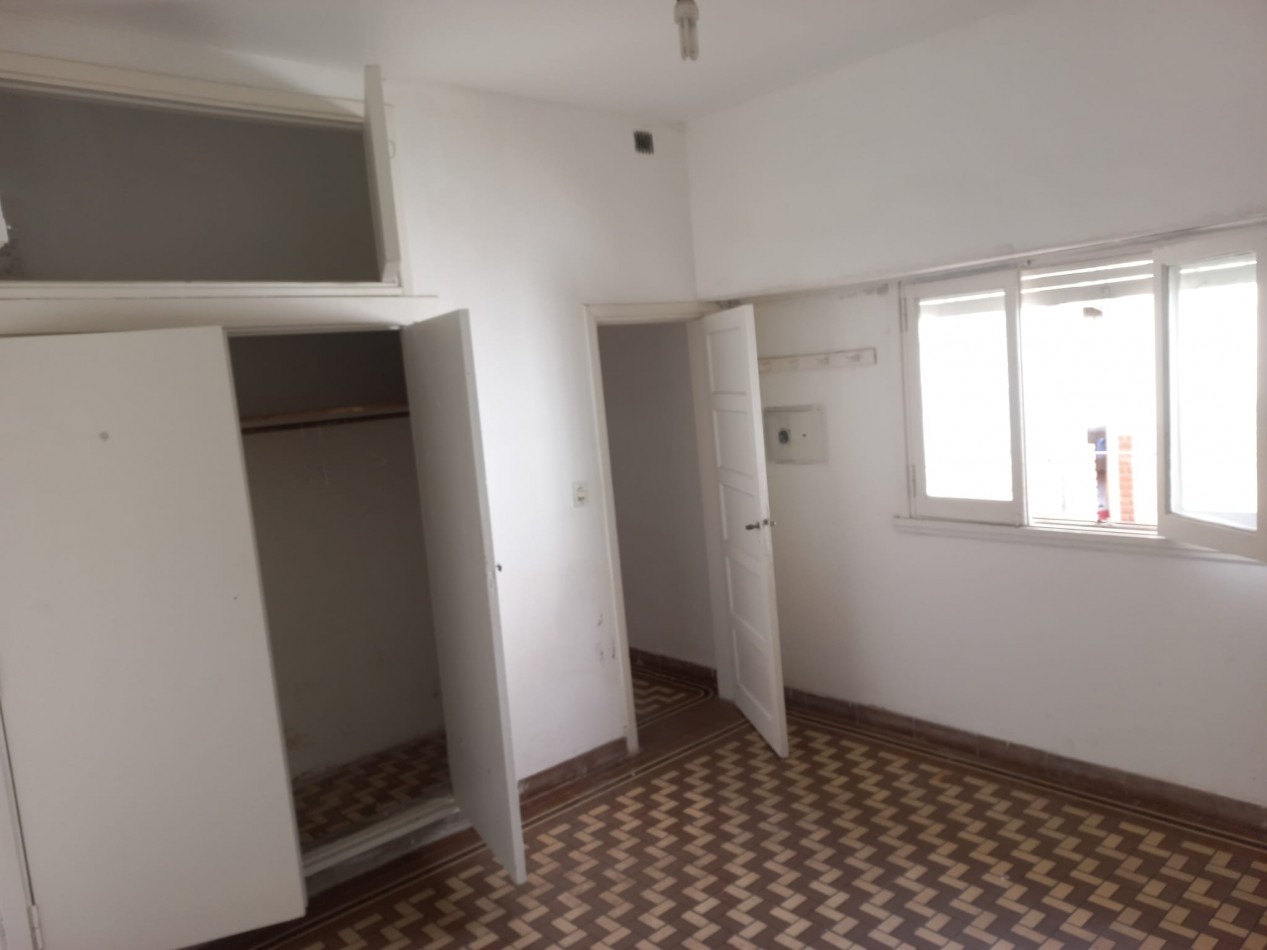 SE VENDE CASA A REMODELAR CON GRAN TERRENO EN LO MEJOR DE GUEMES. MAR DEL PLATA 