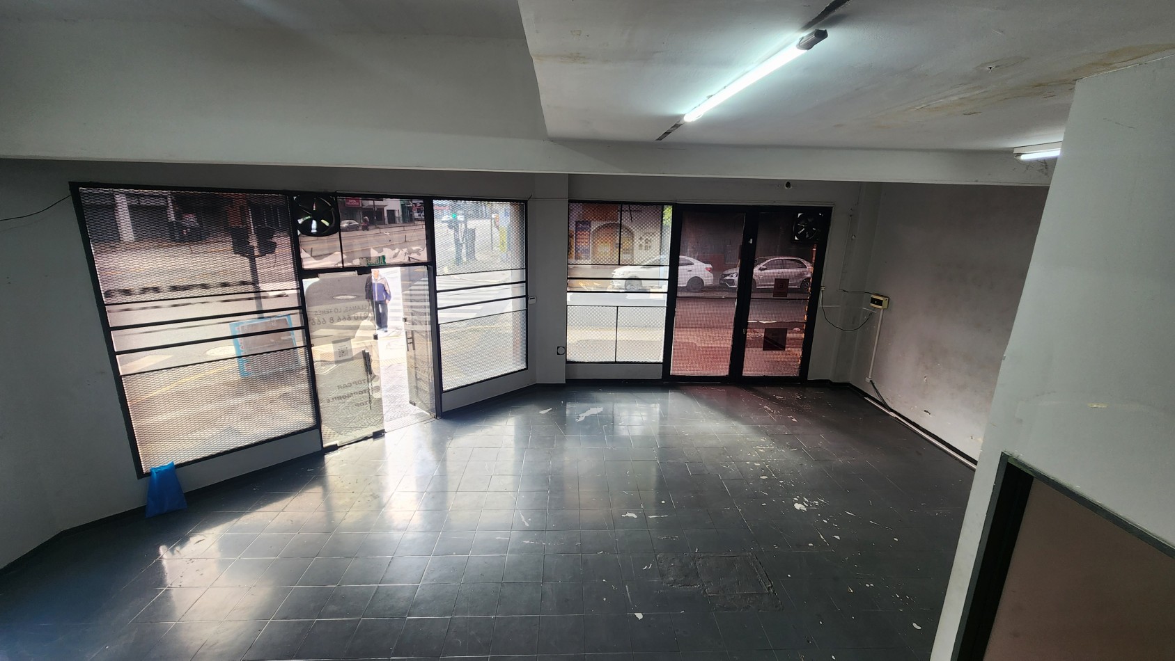 SE ALQUILA LOCAL 160 m2 EN ZONA TEXTIL FLORES CON COCHERA. SIN EXPENSAS. CABA