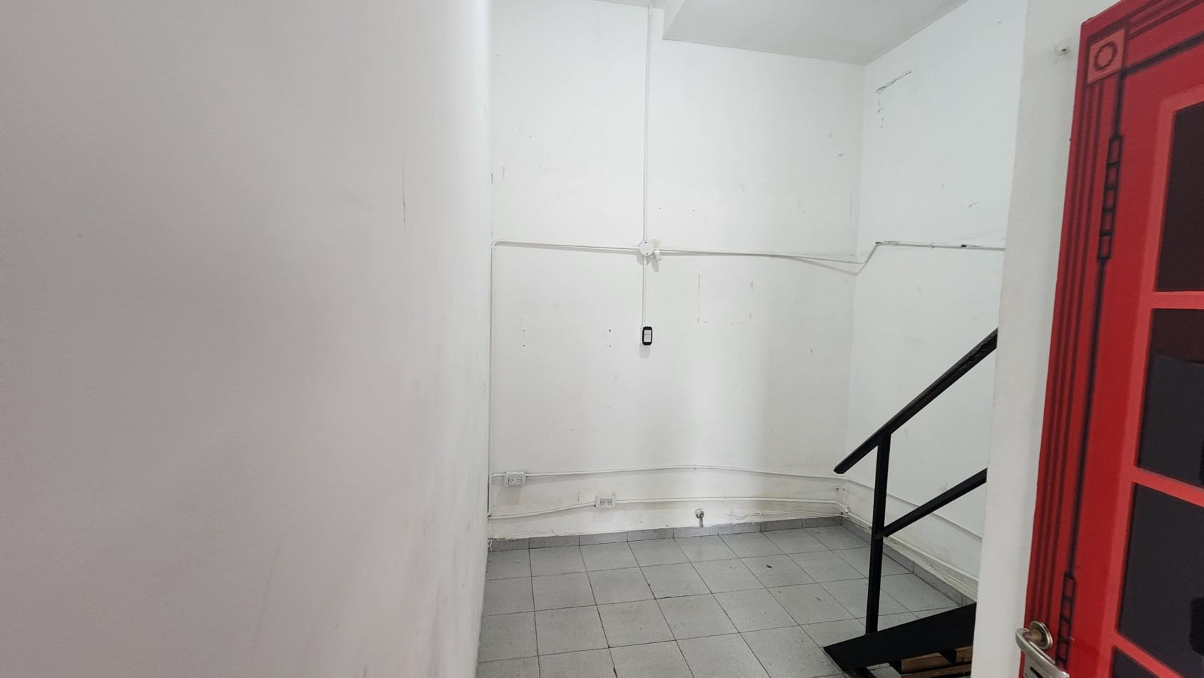 SE ALQUILA LOCAL 160 m2 EN ZONA TEXTIL FLORES CON COCHERA. SIN EXPENSAS. CABA