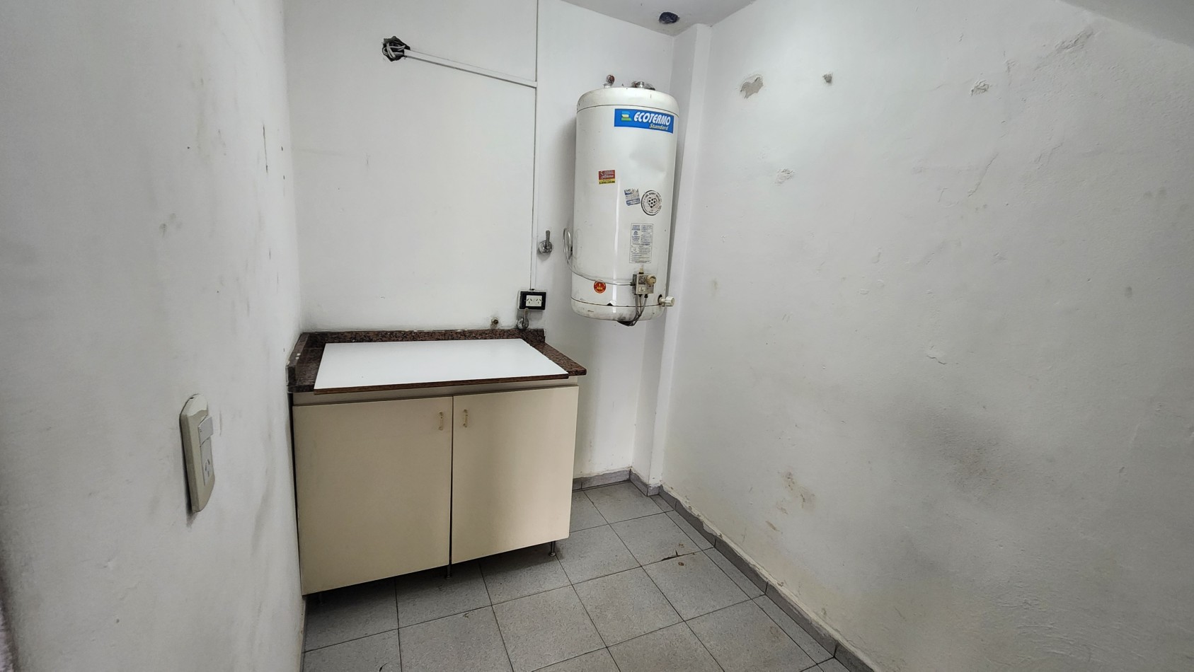 SE ALQUILA LOCAL 160 m2 EN ZONA TEXTIL FLORES CON COCHERA. SIN EXPENSAS. CABA