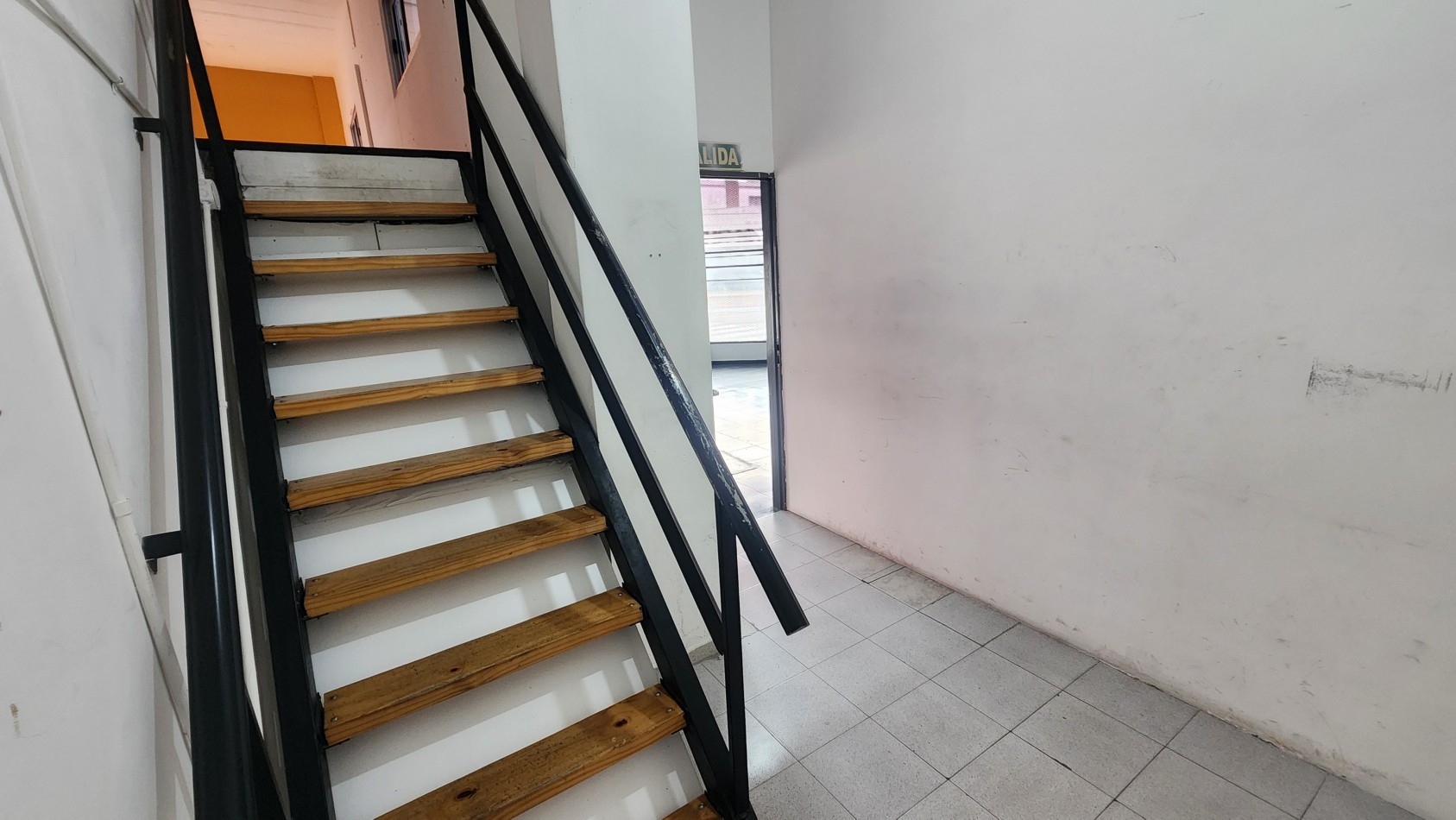 SE ALQUILA LOCAL 160 m2 EN ZONA TEXTIL FLORES CON COCHERA. SIN EXPENSAS. CABA