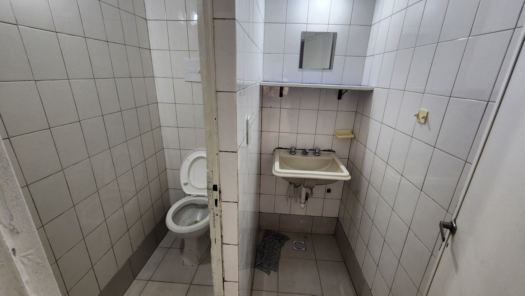 SE ALQUILA LOCAL 160 m2 EN ZONA TEXTIL FLORES CON COCHERA. SIN EXPENSAS. CABA