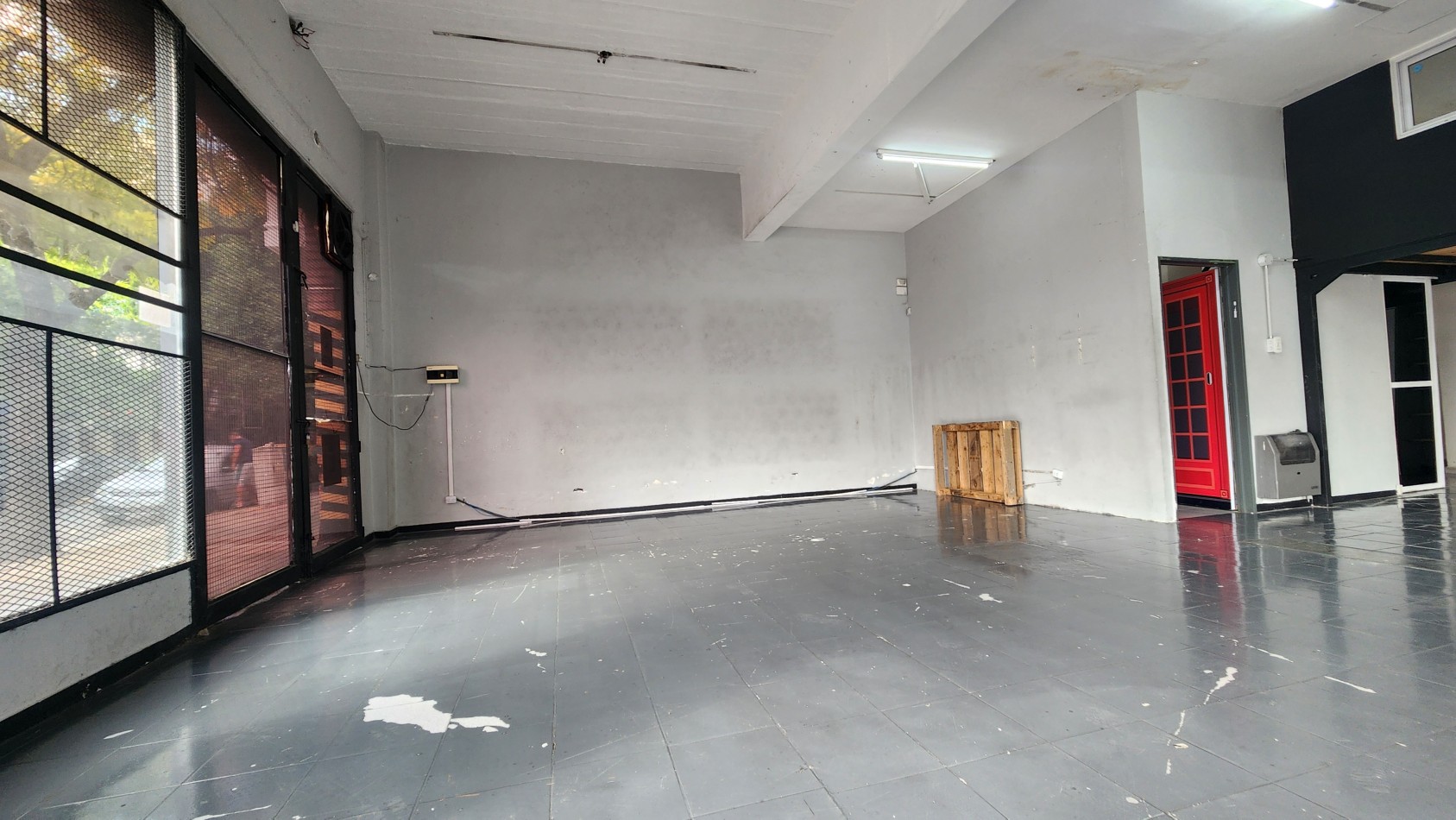 SE ALQUILA LOCAL 160 m2 EN ZONA TEXTIL FLORES CON COCHERA. SIN EXPENSAS. CABA