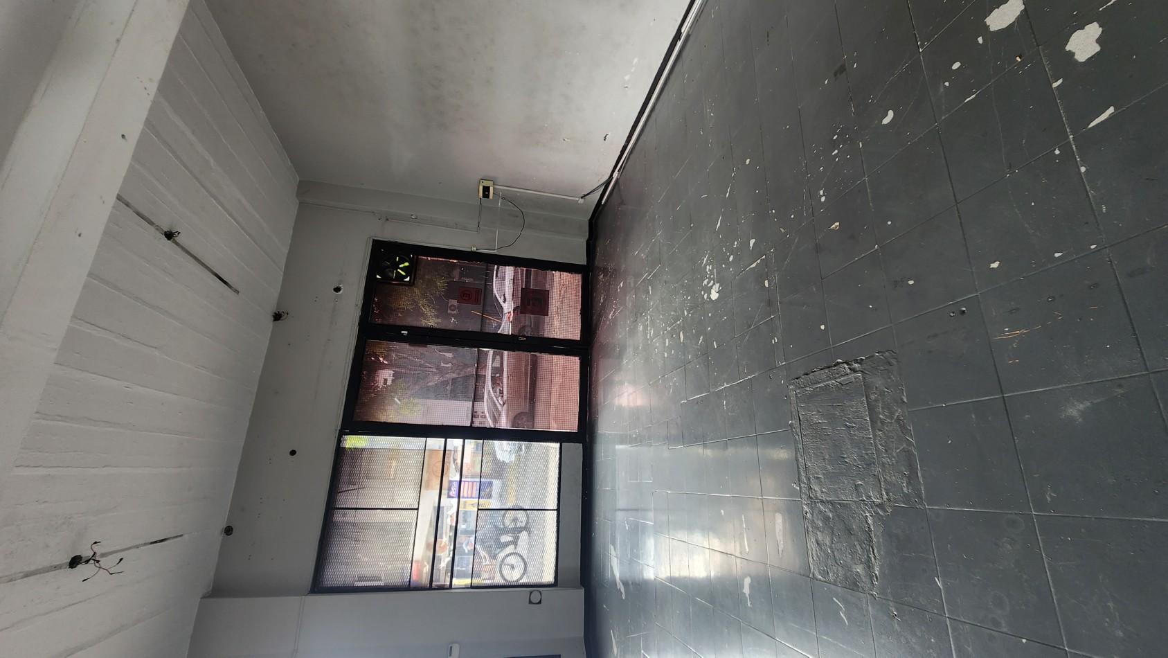 SE ALQUILA LOCAL 160 m2 EN ZONA TEXTIL FLORES CON COCHERA. SIN EXPENSAS. CABA