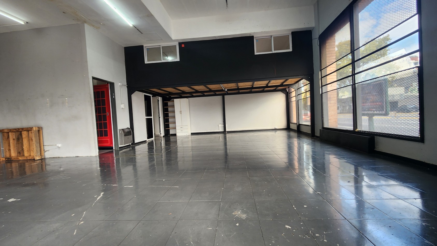 SE ALQUILA LOCAL 160 m2 EN ZONA TEXTIL FLORES CON COCHERA. SIN EXPENSAS. CABA