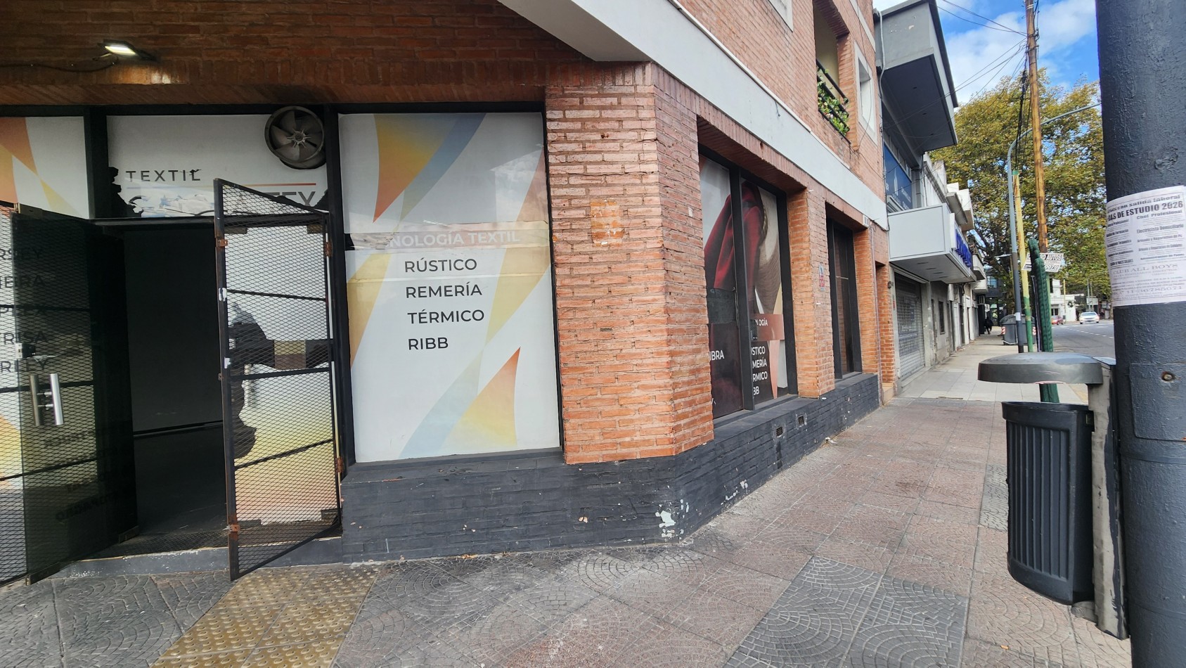 SE ALQUILA LOCAL 160 m2 EN ZONA TEXTIL FLORES CON COCHERA. SIN EXPENSAS. CABA