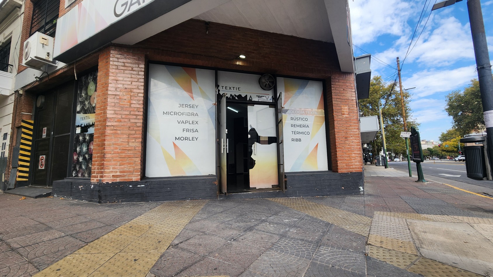 SE ALQUILA LOCAL 160 m2 EN ZONA TEXTIL FLORES CON COCHERA. SIN EXPENSAS. CABA