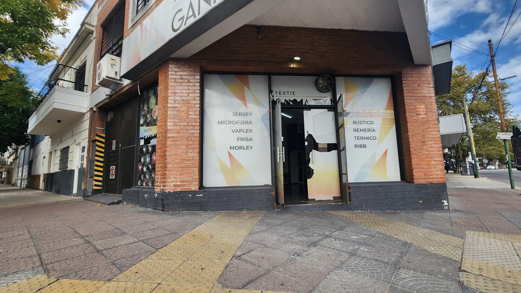SE ALQUILA LOCAL 160 m2 EN ZONA TEXTIL FLORES CON COCHERA. SIN EXPENSAS. CABA