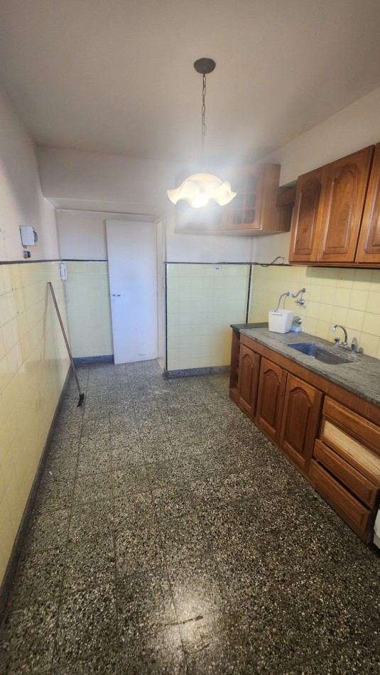 SE ALQUILA DEPARTAMENTO 2 AMBIENTES BALCON AL FTE Y LAVADERO. LA PERLA - CENTRO. MAR DEL PLATA