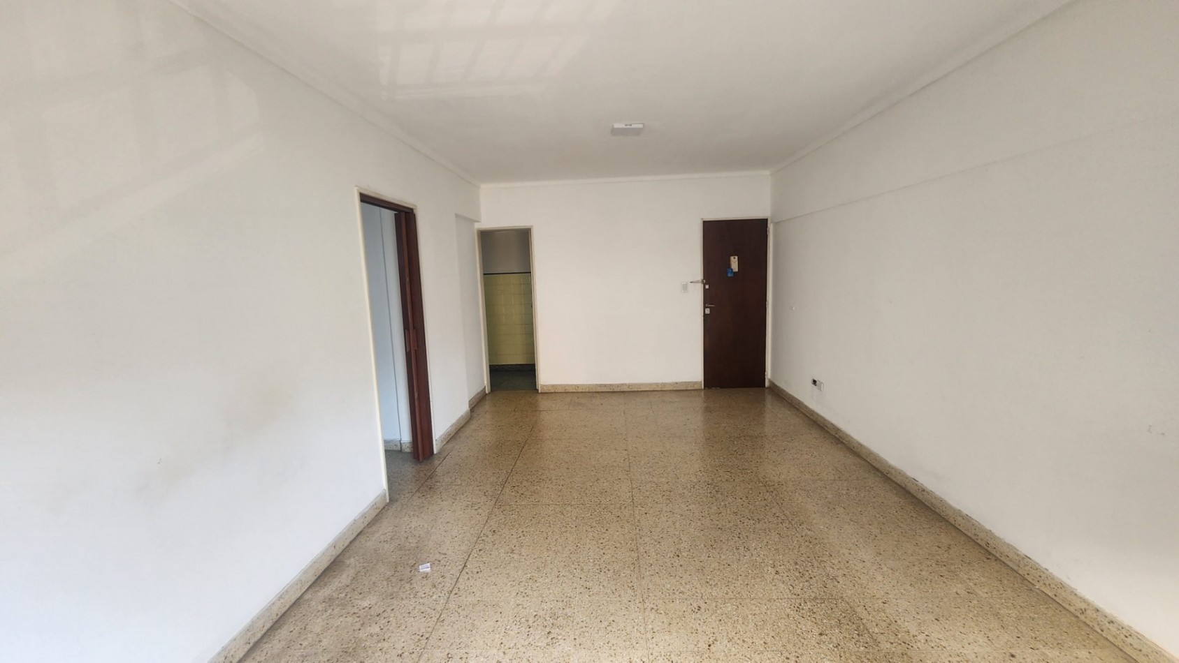SE ALQUILA DEPARTAMENTO 2 AMBIENTES BALCON AL FTE Y LAVADERO. LA PERLA - CENTRO. MAR DEL PLATA