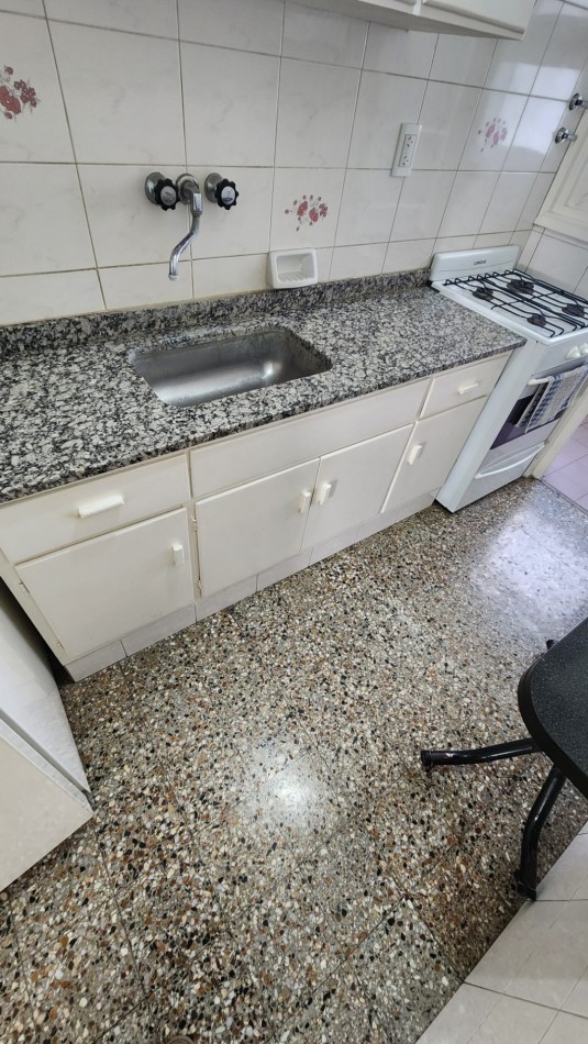 SE VENDE DEPARTAMENTO 2 AMBIENTES CON DEPENDENCIA. 53 m2. PLAZA COLON. MAR DEL PLATA
