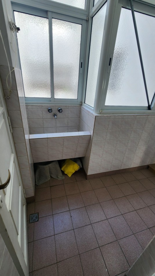 SE VENDE DEPARTAMENTO 2 AMBIENTES CON DEPENDENCIA. 53 m2. PLAZA COLON. MAR DEL PLATA