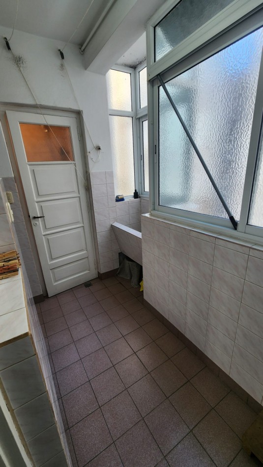 SE VENDE DEPARTAMENTO 2 AMBIENTES CON DEPENDENCIA. 53 m2. PLAZA COLON. MAR DEL PLATA