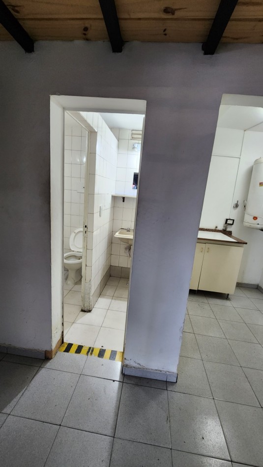 SE ALQUILA LOCAL 180 m2  EN ZONA TEXTIL FLORES CON COCHERA. CABA