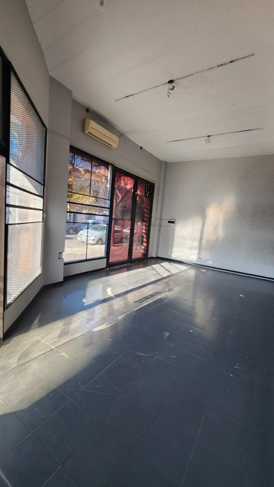 SE ALQUILA LOCAL 180 m2  EN ZONA TEXTIL FLORES CON COCHERA. CABA