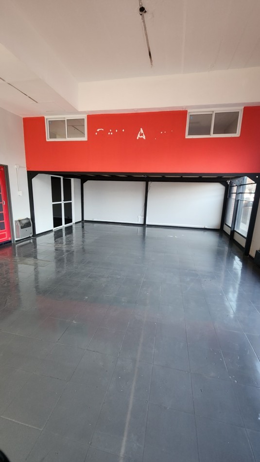 SE ALQUILA LOCAL 180 m2  EN ZONA TEXTIL FLORES CON COCHERA. CABA