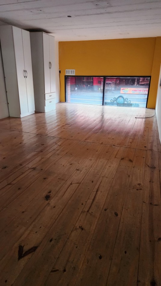 SE ALQUILA LOCAL 180 m2  EN ZONA TEXTIL FLORES CON COCHERA. CABA